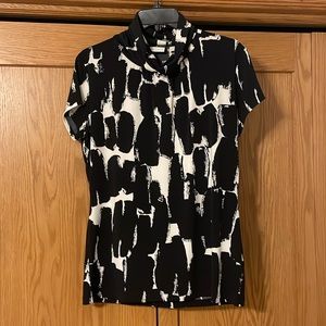 Black and white short sleeve turtleneck New York & Company size medium